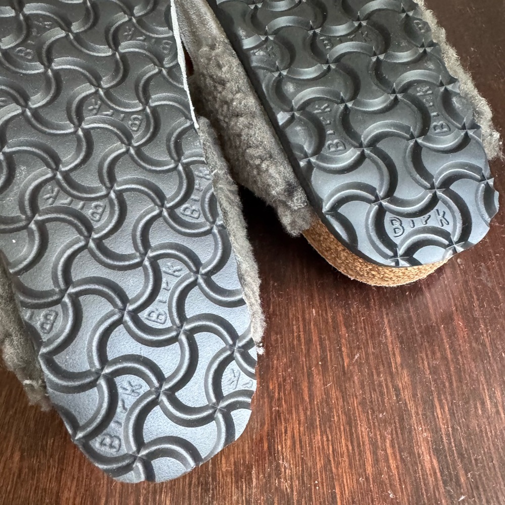 Birkenstock Arizona Split Teddy Rivet Logo. Size 36 (US 5.0). Very gently used. - Picture 5 of 12
